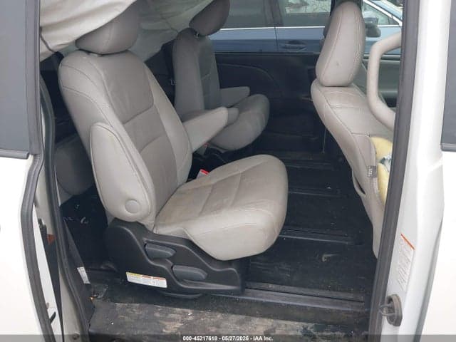2017 TOYOTA SIENNA LIMITED PREMIUM 7 PASSENGER 8
