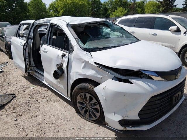 2021 TOYOTA SIENNA LE 1