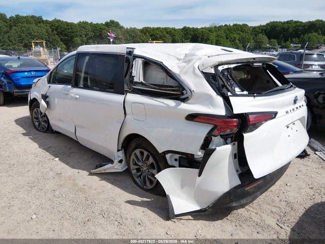 2021 TOYOTA SIENNA LE 3