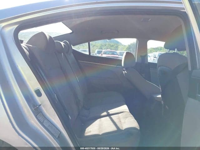 2017 HYUNDAI ELANTRA SE 8