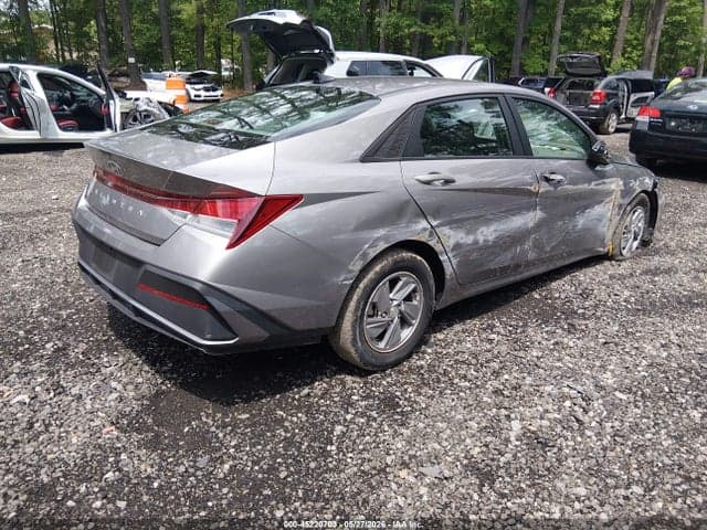 2024 HYUNDAI ELANTRA SE 4