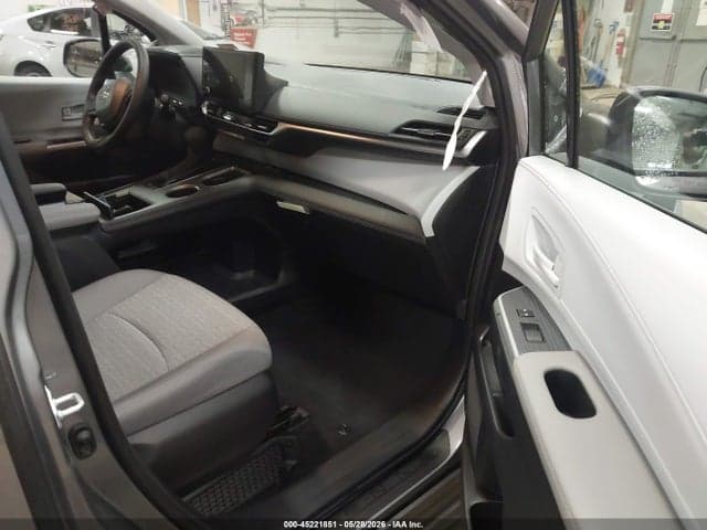 2026 TOYOTA SIENNA LE 5