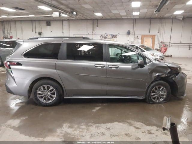 2026 TOYOTA SIENNA LE 6