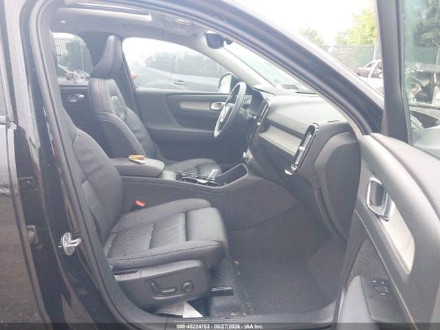 2025 VOLVO XC40 B5 PLUS DARK THEME 5