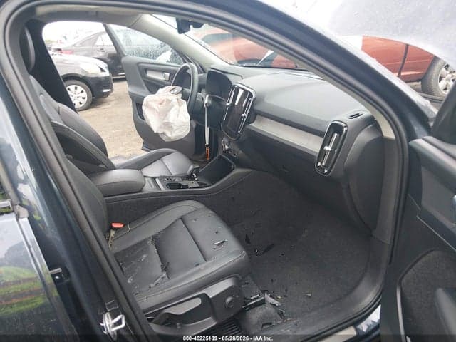 2026 VOLVO XC40 CORE, B5 AWD GAS (MILD HYBRID), DARK 5