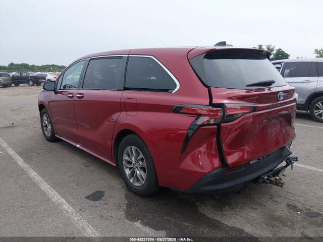 2021 TOYOTA SIENNA XLE 3