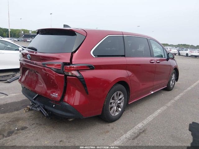 2021 TOYOTA SIENNA XLE 4