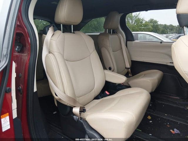 2021 TOYOTA SIENNA XLE 8