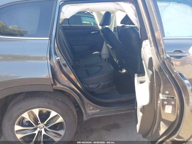 2025 TOYOTA HIGHLANDER XLE 8
