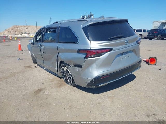 2025 TOYOTA SIENNA PLATINUM 3
