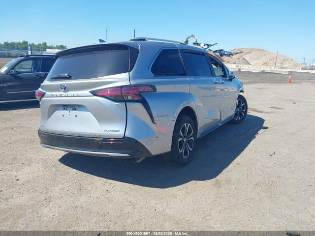 2025 TOYOTA SIENNA PLATINUM 4