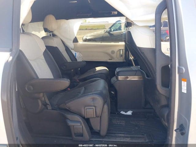 2025 TOYOTA SIENNA PLATINUM 8