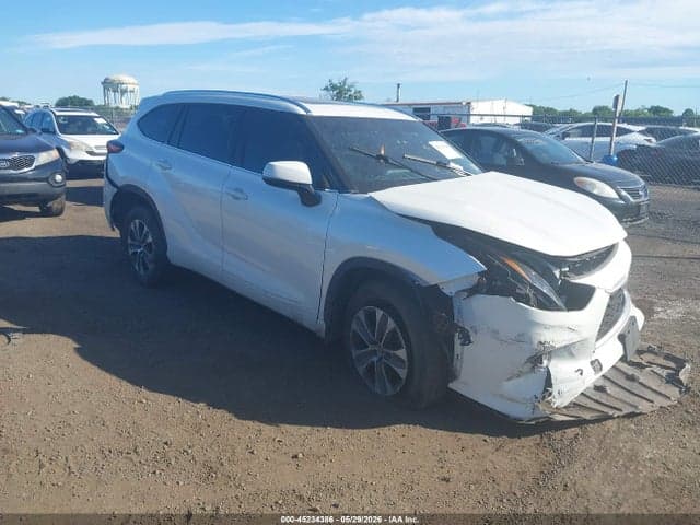 2021 TOYOTA HIGHLANDER XLE - 1