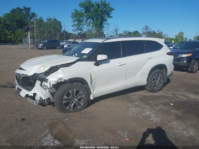 2021 TOYOTA HIGHLANDER XLE 2