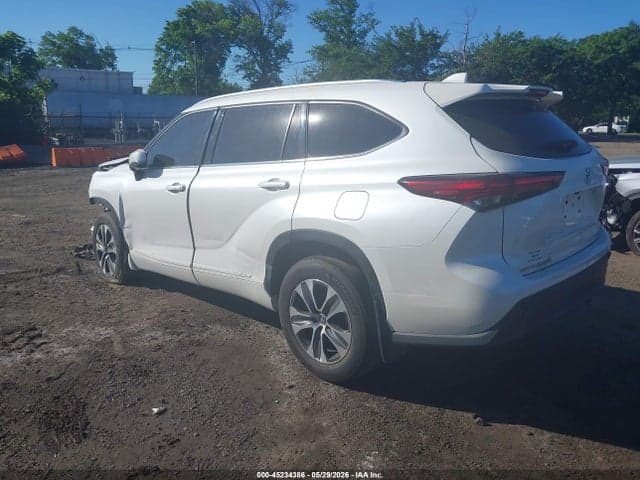 2021 TOYOTA HIGHLANDER XLE 3
