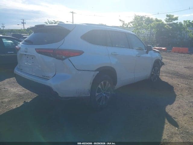 2021 TOYOTA HIGHLANDER XLE 4