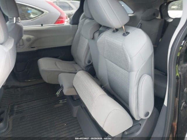 2021 TOYOTA SIENNA LE 8