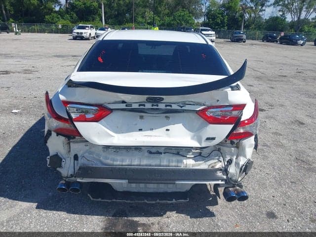 2018 TOYOTA CAMRY SE 17