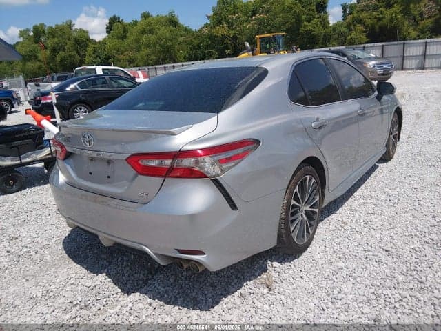 2018 TOYOTA CAMRY SE 4
