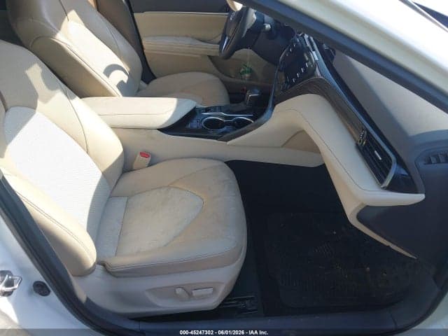 2020 TOYOTA CAMRY XLE 5