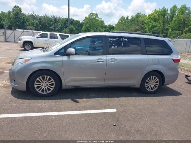 2017 TOYOTA SIENNA XLE 8 PASSENGER 15