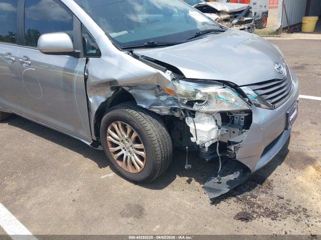 2017 TOYOTA SIENNA XLE 8 PASSENGER 6