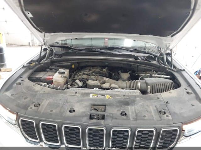 2023 JEEP GRAND CHEROKEE LAREDO 4X4 10