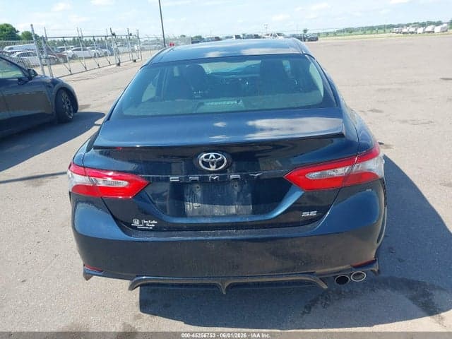 2018 TOYOTA CAMRY SE 17