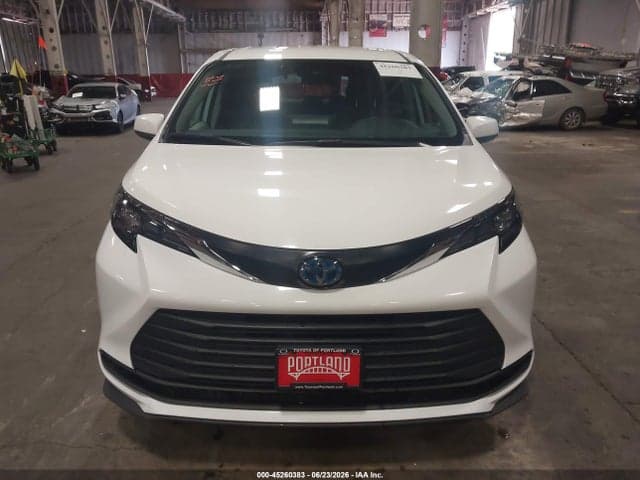 2024 TOYOTA SIENNA LE 13