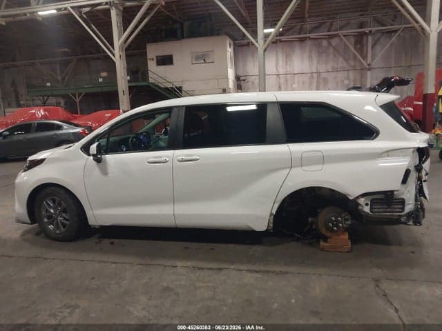 2024 TOYOTA SIENNA LE 15