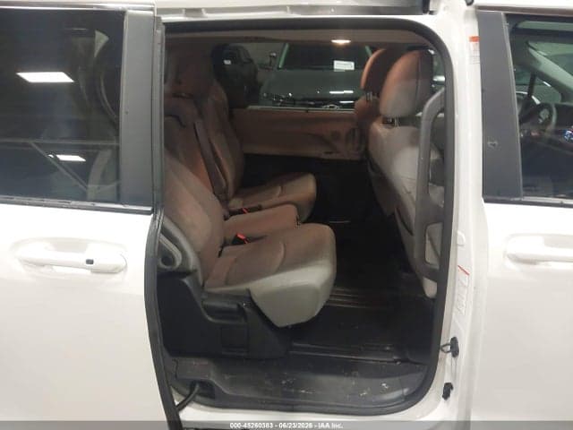 2024 TOYOTA SIENNA LE 8