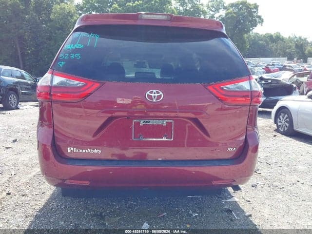 2020 TOYOTA SIENNA XLE 17