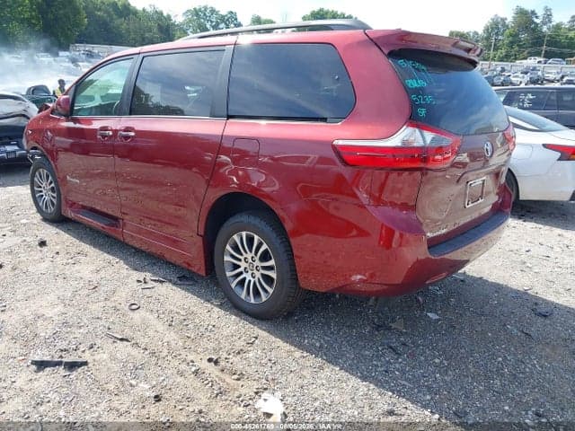2020 TOYOTA SIENNA XLE 3