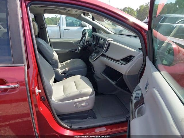 2020 TOYOTA SIENNA XLE 5