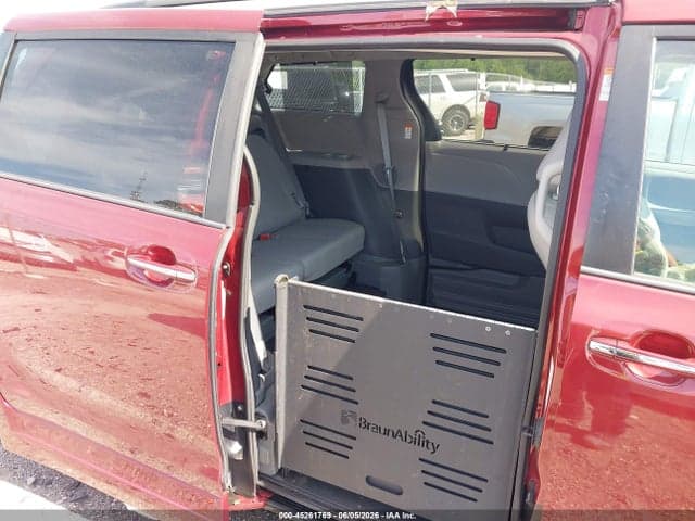 2020 TOYOTA SIENNA XLE 8
