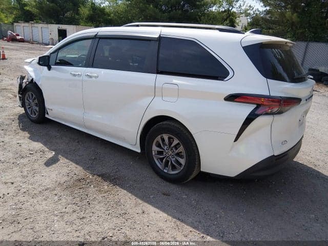 2021 TOYOTA SIENNA XLE 3