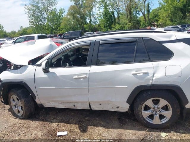 2019 TOYOTA RAV4 XLE 15