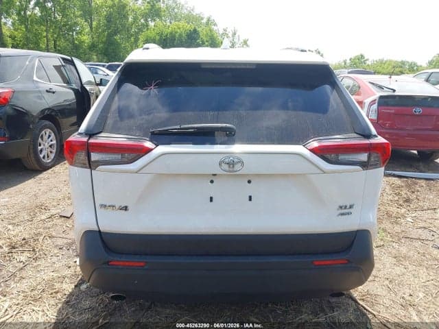 2019 TOYOTA RAV4 XLE 17