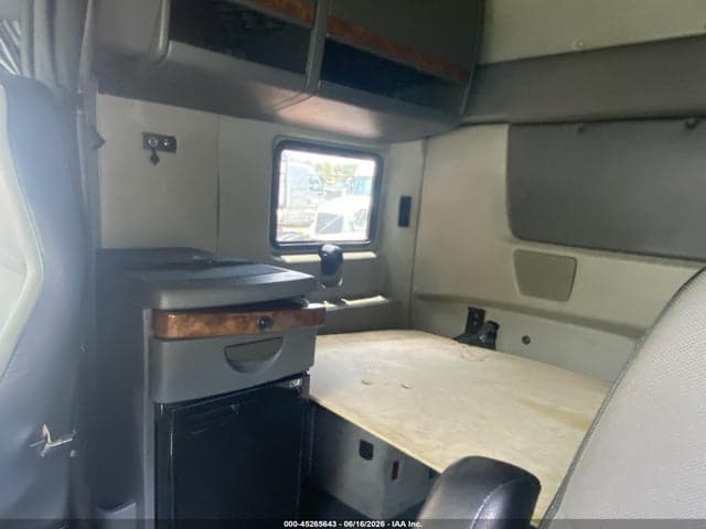 2019 INTERNATIONAL LT 8