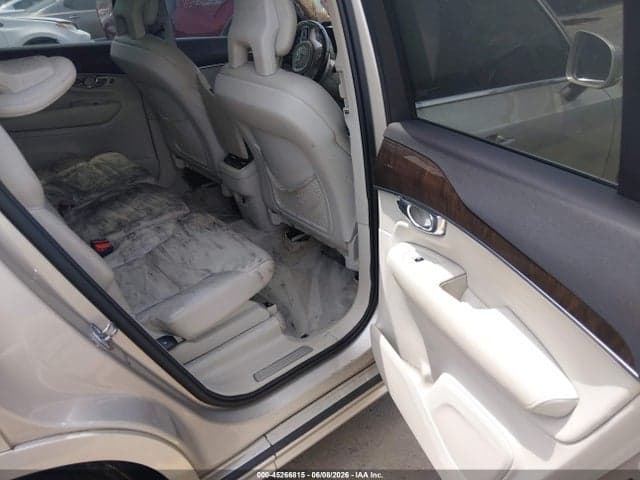 2016 VOLVO XC90 T6 8