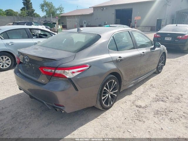 2020 TOYOTA CAMRY SE 4