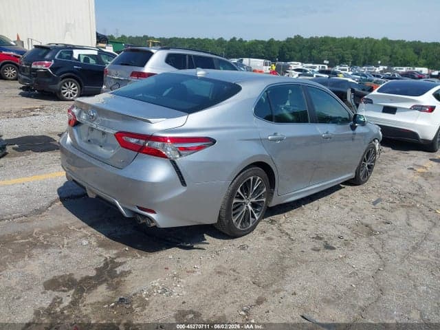 2019 TOYOTA CAMRY SE 4