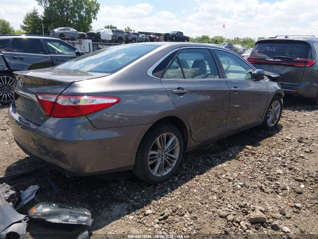 2017 TOYOTA CAMRY SE 4