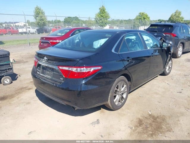 2017 TOYOTA CAMRY SE 4