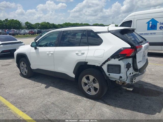 2025 TOYOTA RAV4 XLE 3