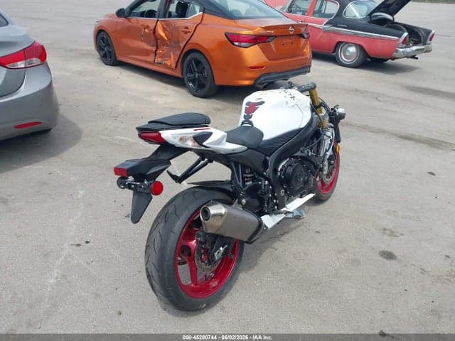 2025 SUZUKI GSX-R750 4
