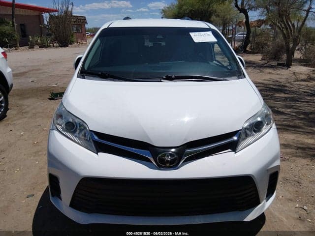 2020 TOYOTA SIENNA LE 11