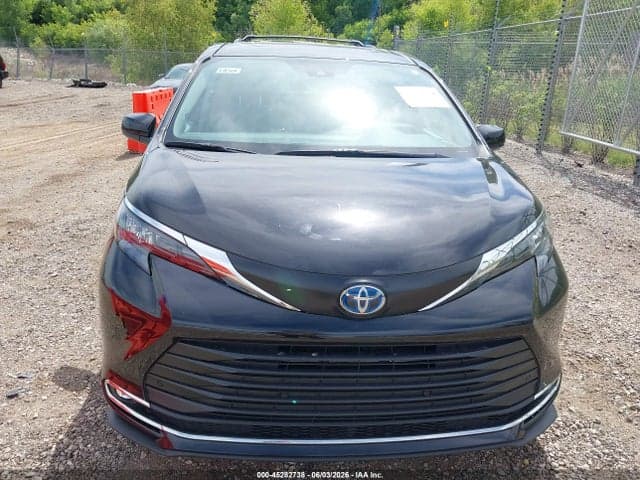 2024 TOYOTA SIENNA XLE 12