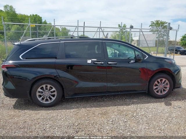 2024 TOYOTA SIENNA XLE 13