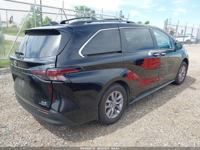 2024 TOYOTA SIENNA XLE 4